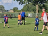 Laatste training S.K.N.W.K. JO8-1 (partijtje tegen de ouders) van maandag 2 juni 2025 (103/123)